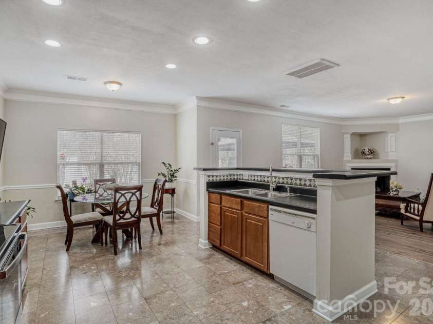 13622 Stringfellow Lane, Charlotte, NC 28278.  MLS# CAR4353206, YatesRealty ID 12723. 