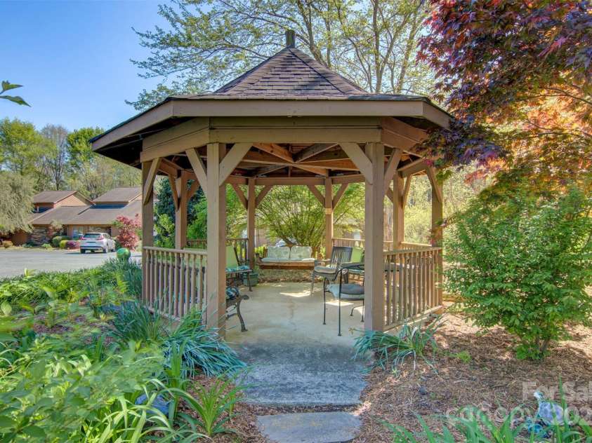 1652 12th Street, Hickory, NC 28601.  MLS# CAR4194268, YatesRealty ID 12726. 