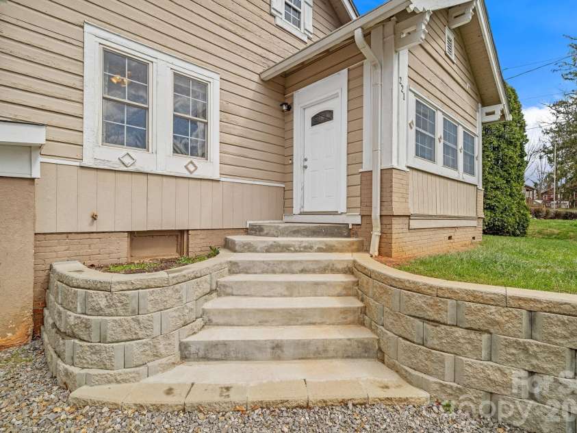 221 Summit Street, Asheville, NC 28803.  MLS# CAR4358791, YatesRealty ID 12726. 