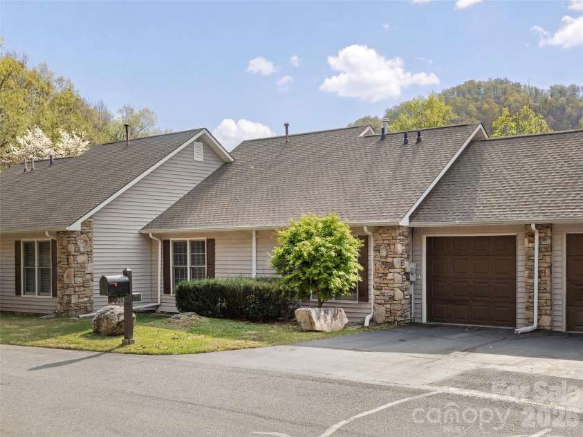 203 Rocky Mountain Way, Arden, NC 28704.  MLS# CAR4361121, YatesRealty ID 12729. 