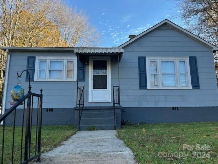 1001 End Avenue, Statesville, NC 28677.  MLS# CAR4203888, YatesRealty ID 1273. 