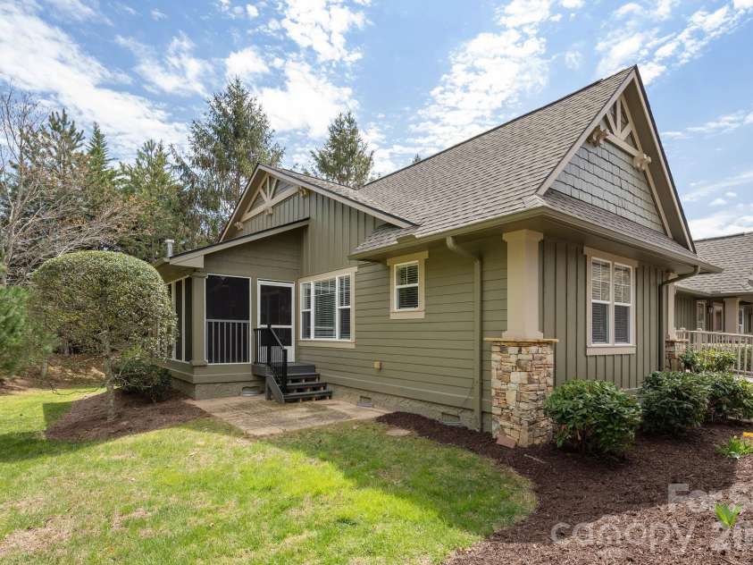 501 Fox Den Court, Hendersonville, NC 28792.  MLS# CAR4361980, YatesRealty ID 12730. 
