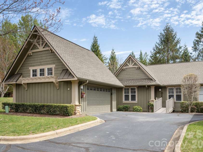 501 Fox Den Court, Hendersonville, NC 28792.  MLS# CAR4361980, YatesRealty ID 12730. 