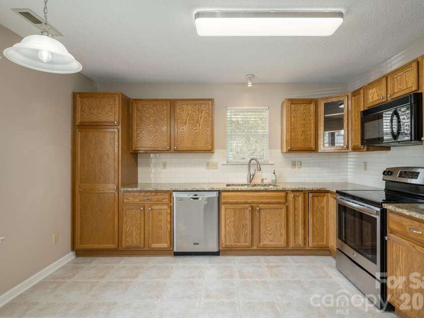 501 Fox Den Court, Hendersonville, NC 28792.  MLS# CAR4361980, YatesRealty ID 12730. Large eat in kitchen