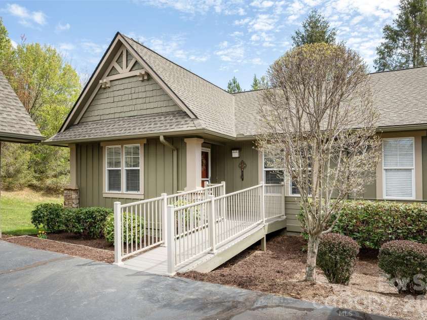 501 Fox Den Court, Hendersonville, NC 28792.  MLS# CAR4361980, YatesRealty ID 12730. Welcome!