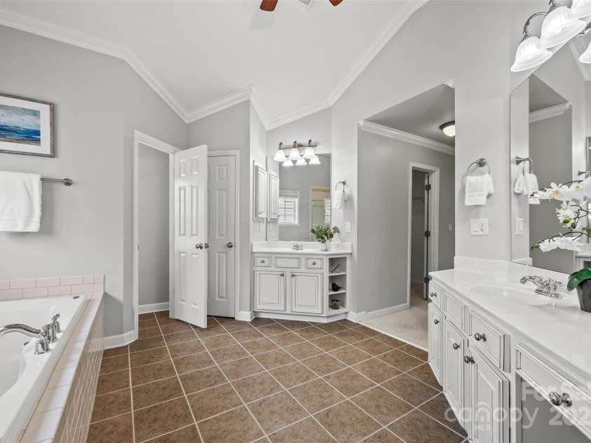 6424 Chadwell Court, Fort Mill, SC 29707.  MLS# CAR4255139, YatesRealty ID 12730. Dual Vanities
