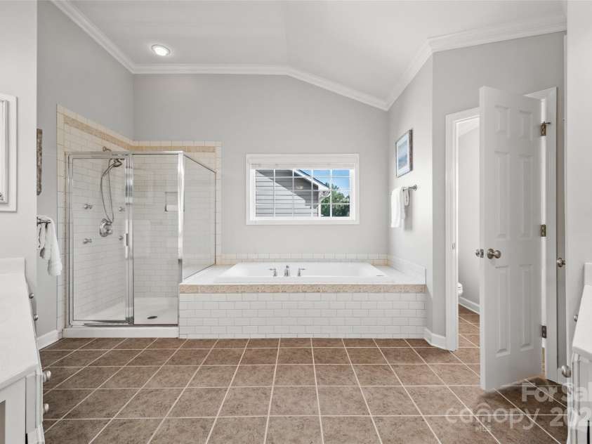 6424 Chadwell Court, Fort Mill, SC 29707.  MLS# CAR4255139, YatesRealty ID 12730. Large Whirlpool Tub