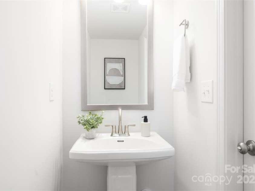 1124 Thayer Glen Court, Charlotte, NC 28213.  MLS# CAR4220323, YatesRealty ID 12732. 
