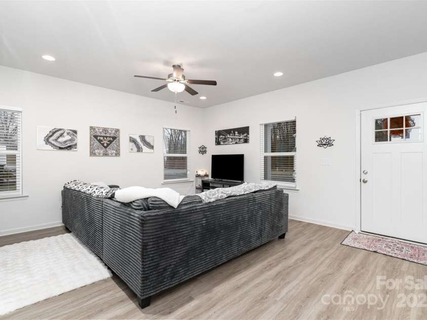 1124 Thayer Glen Court, Charlotte, NC 28213.  MLS# CAR4327725, YatesRealty ID 12732. Living Room