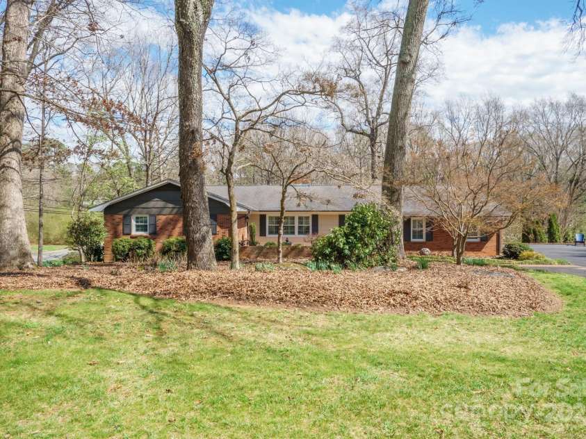 101 Woodvale Circle, Lincolnton, NC 28092.  MLS# CAR4234665, YatesRealty ID 12741. 