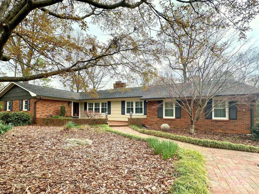 101 Woodvale Circle, Lincolnton, NC 28092.  MLS# CAR4234665, YatesRealty ID 12741. 