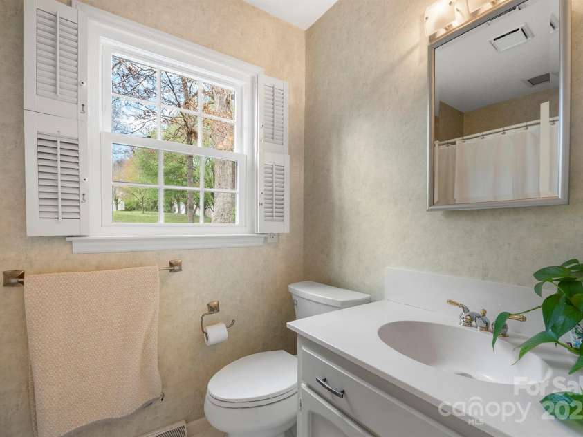 101 Woodvale Circle, Lincolnton, NC 28092.  MLS# CAR4234665, YatesRealty ID 12741. 