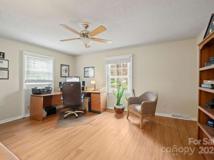 101 Woodvale Circle, Lincolnton, NC 28092.  MLS# CAR4234665, YatesRealty ID 12741. 