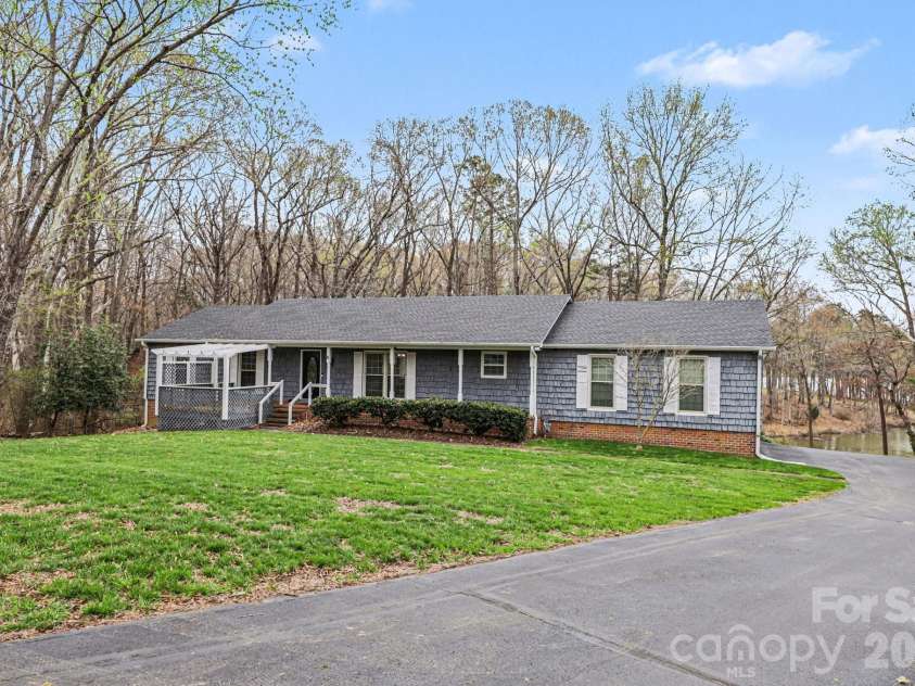 3908 Oak Hollow Court, High Point, NC 27265.  MLS# CAR4356077, YatesRealty ID 12746. 