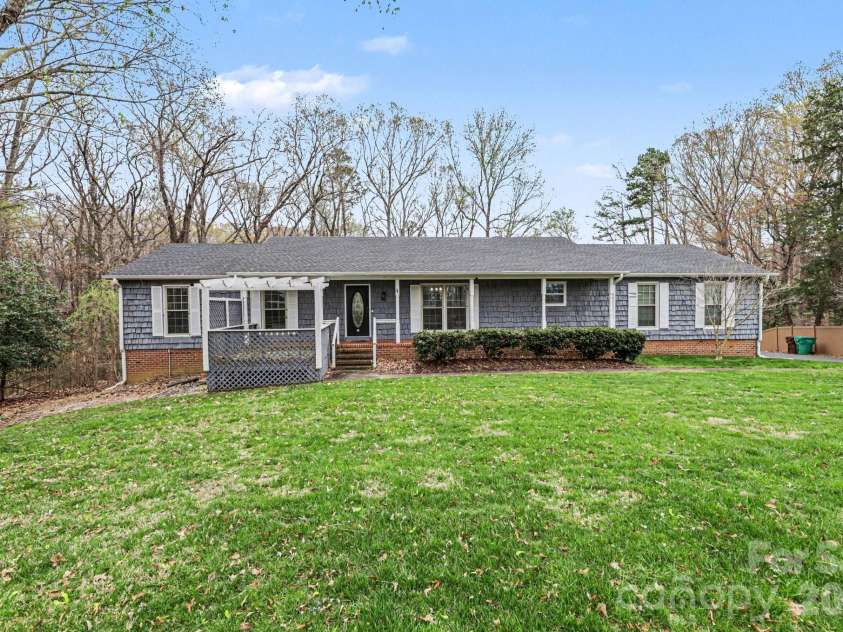 3908 Oak Hollow Court, High Point, NC 27265.  MLS# CAR4356077, YatesRealty ID 12746. 