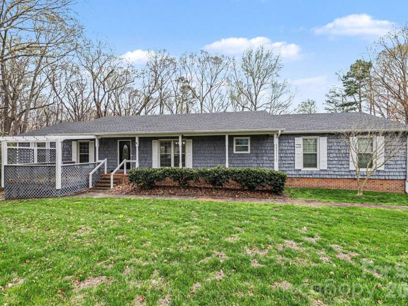 3908 Oak Hollow Court, High Point, NC 27265.  MLS# CAR4356077, YatesRealty ID 12746. 