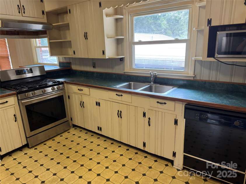 2501 Twin Avenue, Gastonia, NC 28052.  MLS# CAR4287951, YatesRealty ID 12747. 