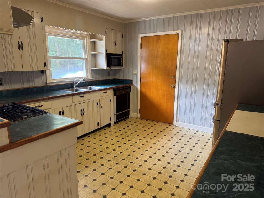 2501 Twin Avenue, Gastonia, NC 28052.  MLS# CAR4287951, YatesRealty ID 12747. 