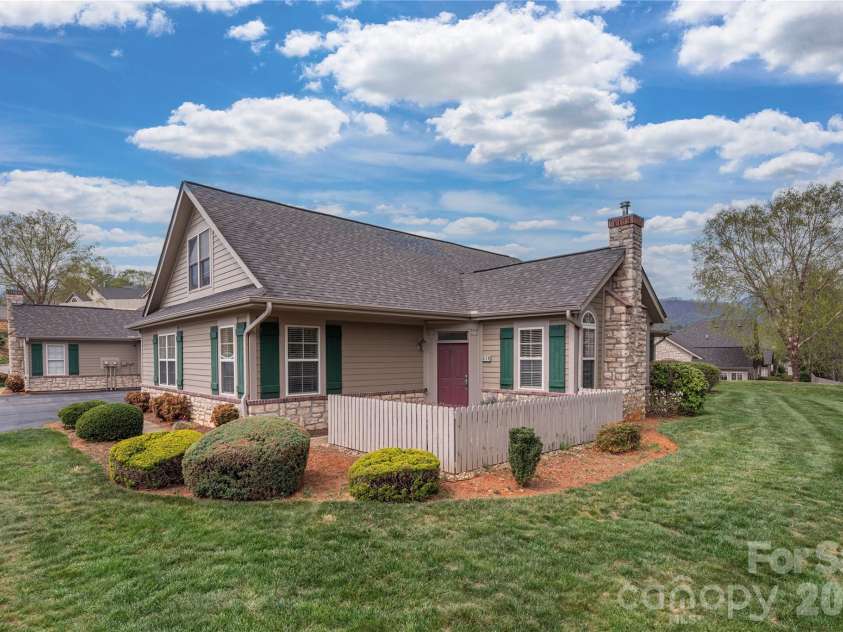 93 Outlook Circle, Swannanoa, NC 28778.  MLS# CAR4358742, YatesRealty ID 12747. 