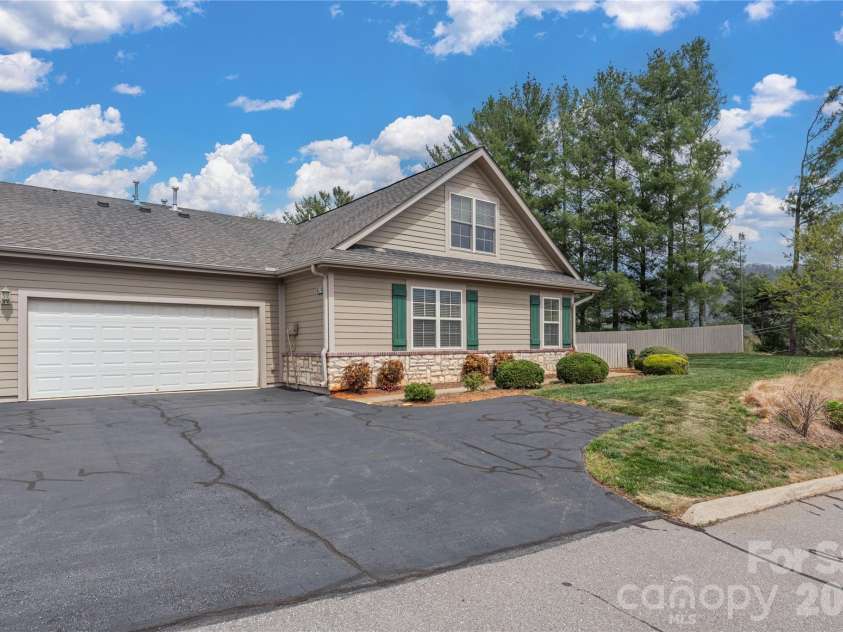 93 Outlook Circle, Swannanoa, NC 28778.  MLS# CAR4358742, YatesRealty ID 12747. 