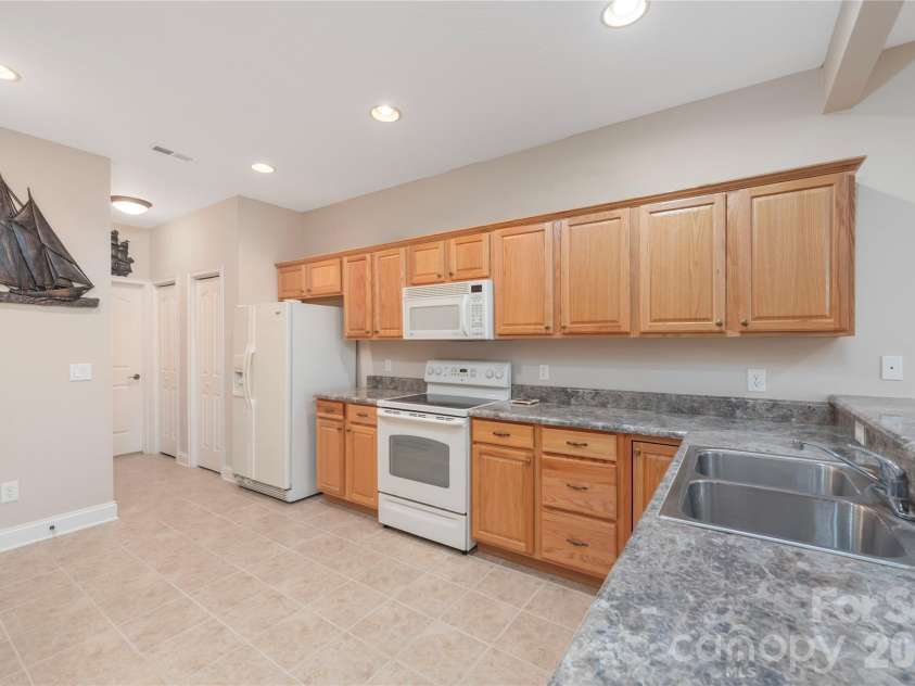 93 Outlook Circle, Swannanoa, NC 28778.  MLS# CAR4358742, YatesRealty ID 12747. 