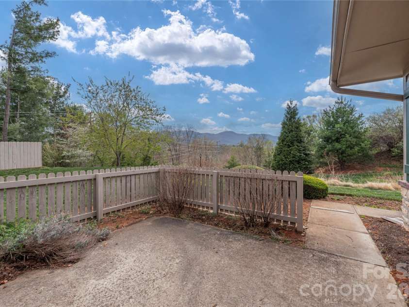 93 Outlook Circle, Swannanoa, NC 28778.  MLS# CAR4358742, YatesRealty ID 12747. 