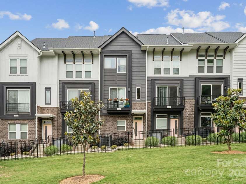 614 West End Drive, Charlotte, NC 28208.  MLS# CAR4256736, YatesRealty ID 12748. 