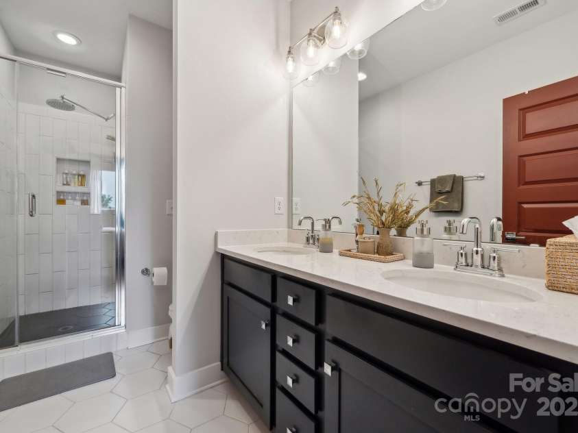 614 West End Drive, Charlotte, NC 28208.  MLS# CAR4256736, YatesRealty ID 12748. 