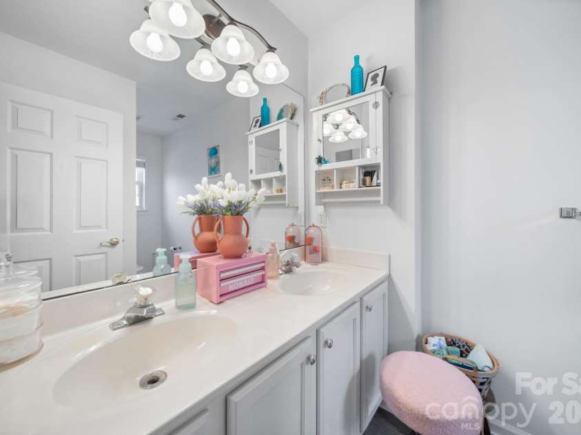 17610 Delmas Drive, Cornelius, NC 28031.  MLS# CAR4336612, YatesRealty ID 12749. 