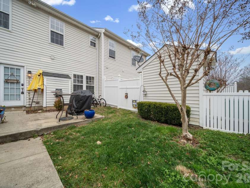 17610 Delmas Drive, Cornelius, NC 28031.  MLS# CAR4336612, YatesRealty ID 12749. 