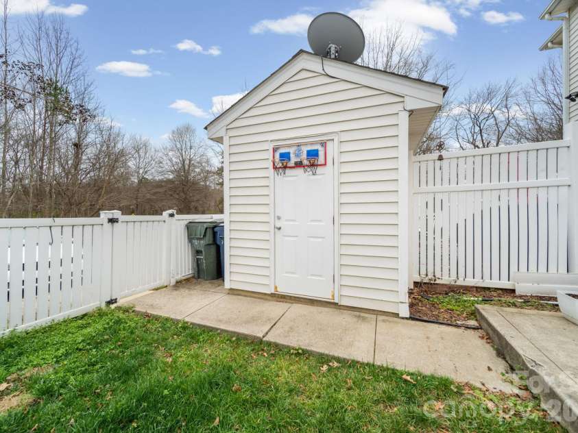 17610 Delmas Drive, Cornelius, NC 28031.  MLS# CAR4336612, YatesRealty ID 12749. 