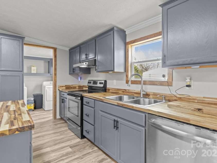 2154 Withers Drive, Maiden, NC 28650.  MLS# CAR4240580, YatesRealty ID 12749. 