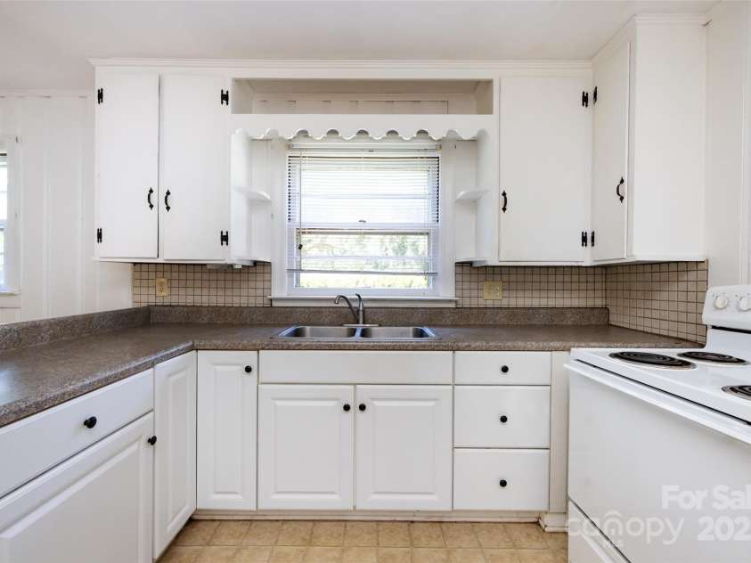 2001 Mcdonald Drive, Charlotte, NC 28216.  MLS# CAR4159315, YatesRealty ID 1275. 