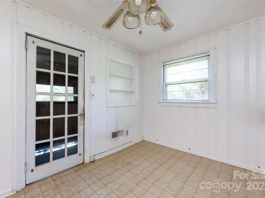 2001 Mcdonald Drive, Charlotte, NC 28216.  MLS# CAR4159315, YatesRealty ID 1275. 