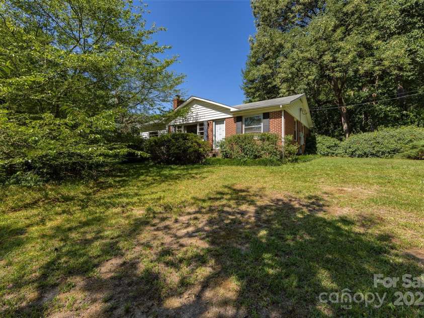 2001 Mcdonald Drive, Charlotte, NC 28216.  MLS# CAR4159315, YatesRealty ID 1275. 