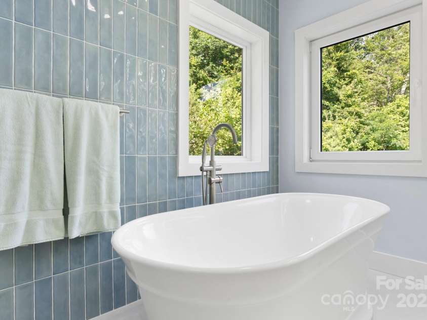 256 Nahum Road, Moravian Falls, NC 28654.  MLS# CAR4275145, YatesRealty ID 1275. PRIMARY SUITE SOAKING TUB 