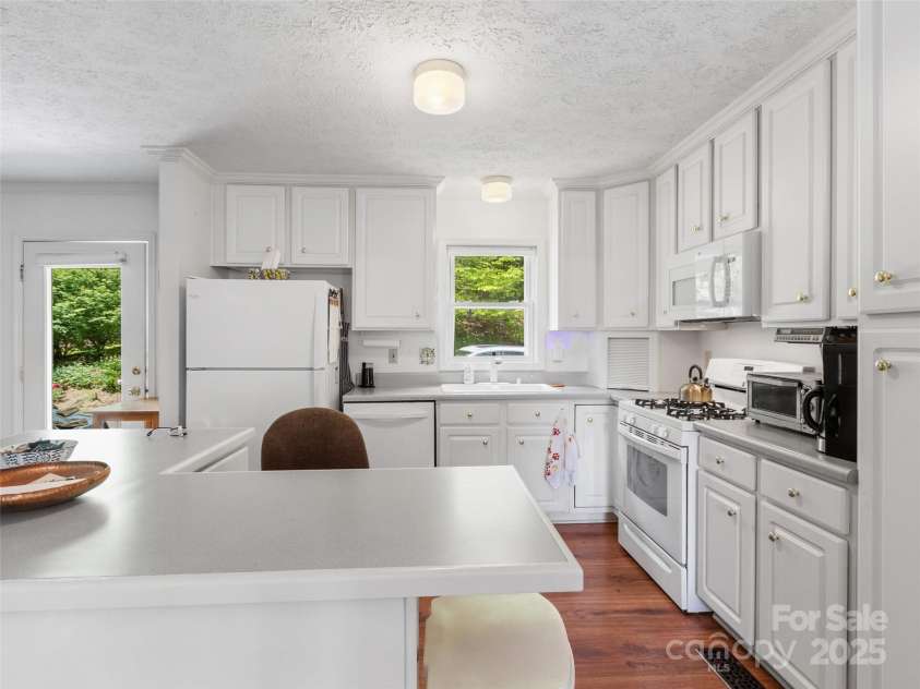 100 Rock Boulevard, Burnsville, NC 28714.  MLS# CAR4258377, YatesRealty ID 12750. 