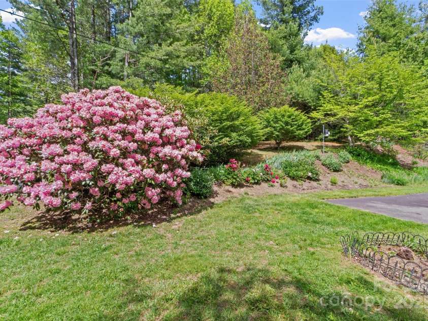 100 Rock Boulevard, Burnsville, NC 28714.  MLS# CAR4258377, YatesRealty ID 12750. 