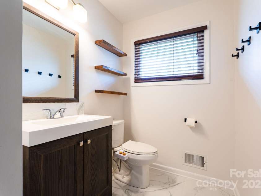 1621 Keeling Place, Charlotte, NC 28210.  MLS# CAR4297352, YatesRealty ID 12751. 