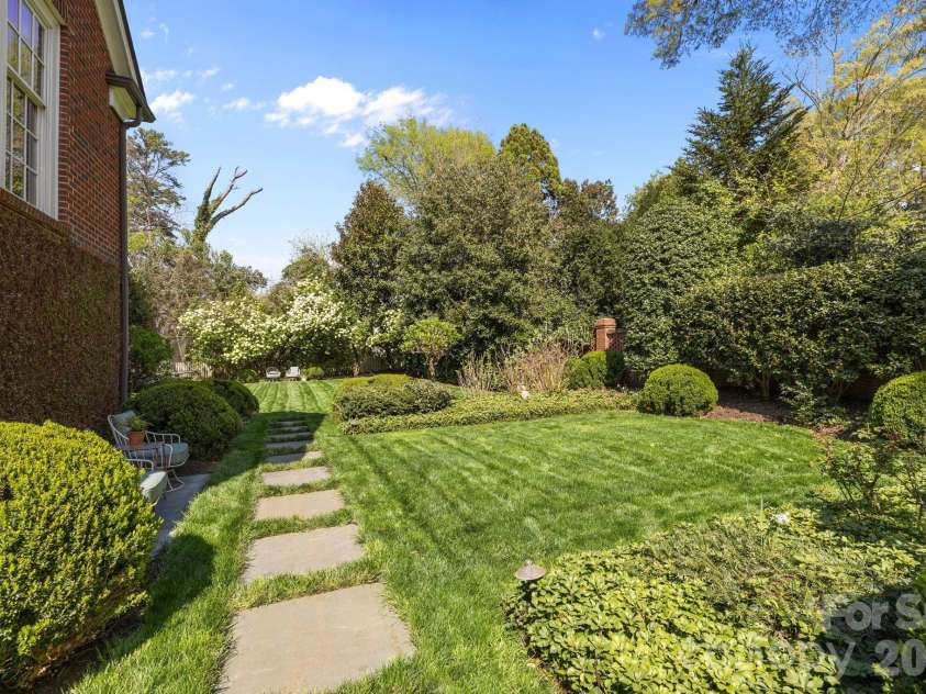 312 Ridgewood Avenue, Charlotte, NC 28209.  MLS# CAR4369796, YatesRealty ID 12754. 