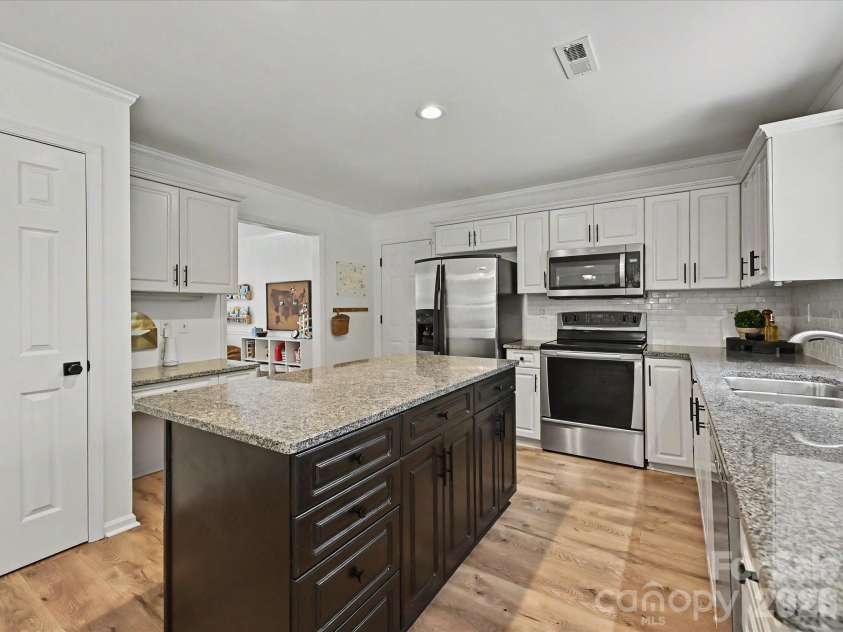 2924 Firewood Drive, Matthews, NC 28105.  MLS# CAR4369269, YatesRealty ID 12757. 