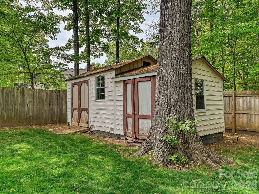 2924 Firewood Drive, Matthews, NC 28105.  MLS# CAR4369269, YatesRealty ID 12757. 