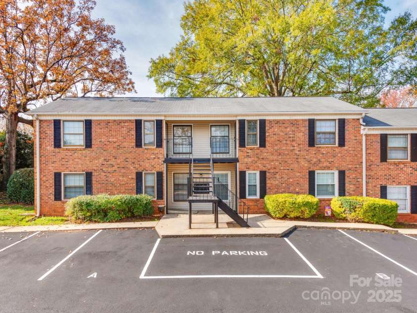 5903 Quail Hollow Road, Charlotte, NC 28210.  MLS# CAR4288221, YatesRealty ID 12759. 