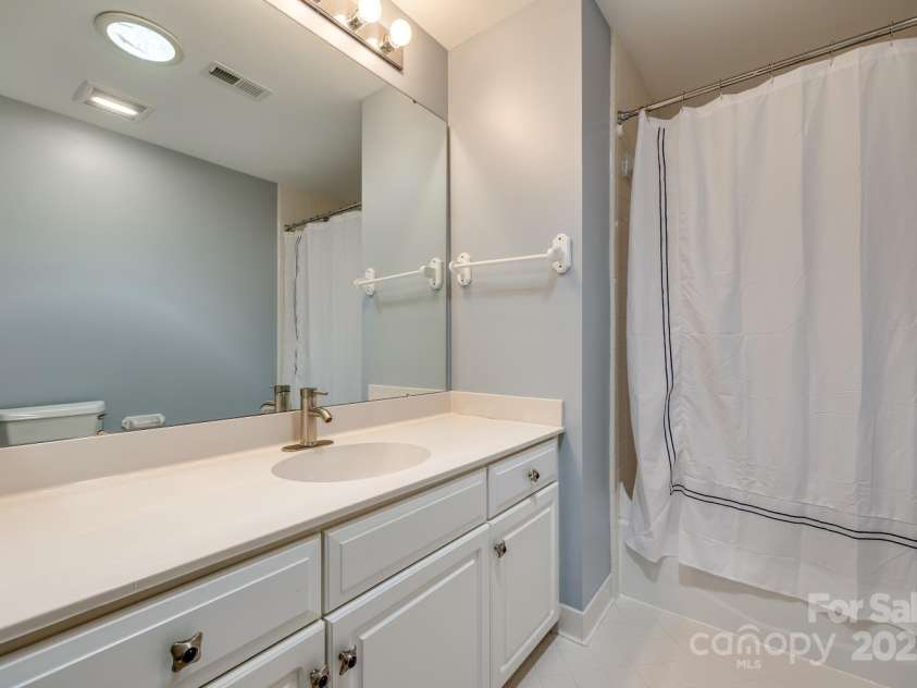 4340 Sequoia Red Lane, Charlotte, NC 28226.  MLS# CAR4233979, YatesRealty ID 12760. 3rd Full bath on 2nd floor