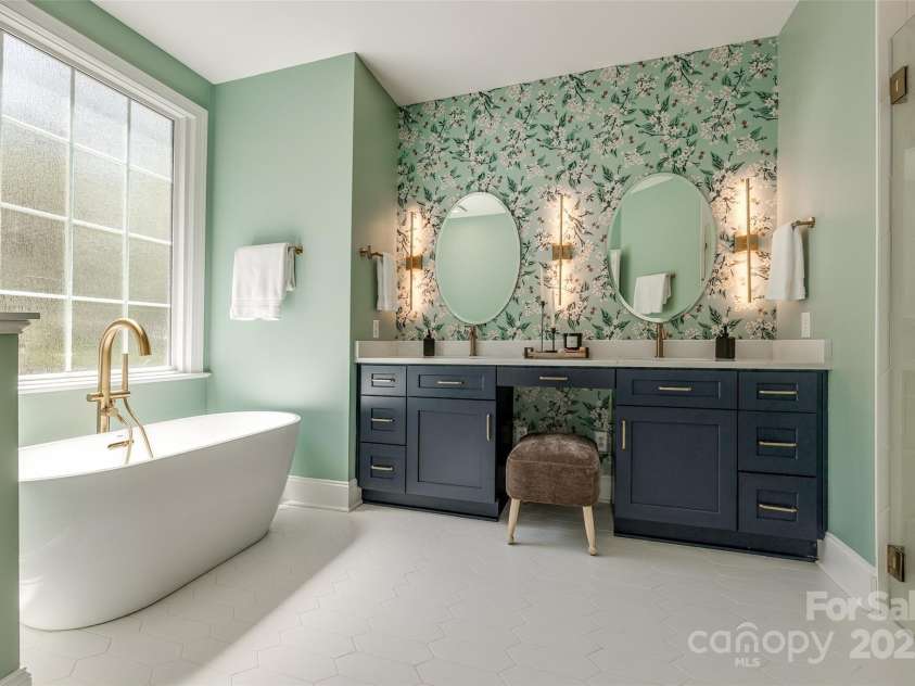 4340 Sequoia Red Lane, Charlotte, NC 28226.  MLS# CAR4233979, YatesRealty ID 12760. Ensuite Primary Bathroom