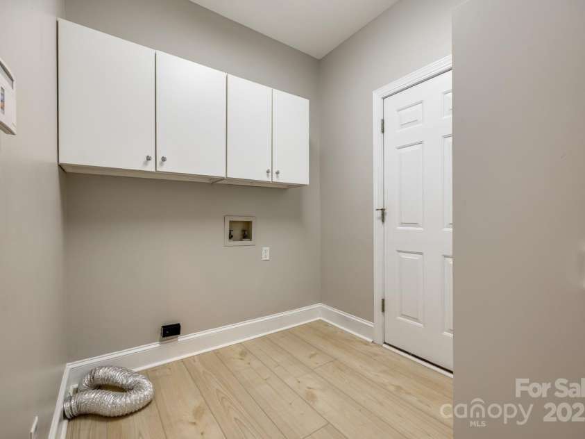 4340 Sequoia Red Lane, Charlotte, NC 28226.  MLS# CAR4233979, YatesRealty ID 12760. Laundry room between kitchen and garage