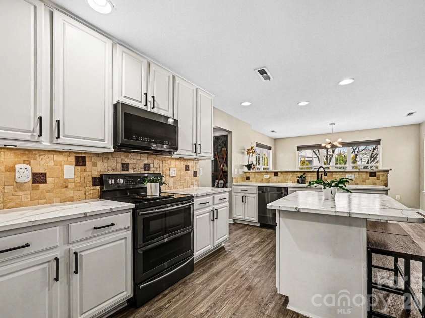 147 Gage Drive, Mooresville, NC 28115.  MLS# CAR4335365, YatesRealty ID 12763. Kitchen
