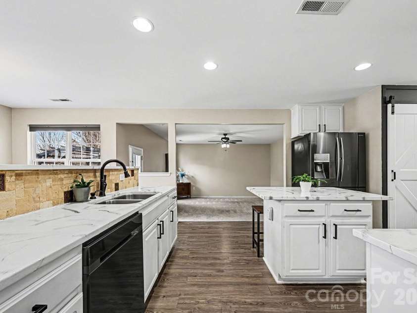 147 Gage Drive, Mooresville, NC 28115.  MLS# CAR4335365, YatesRealty ID 12763. Kitchen