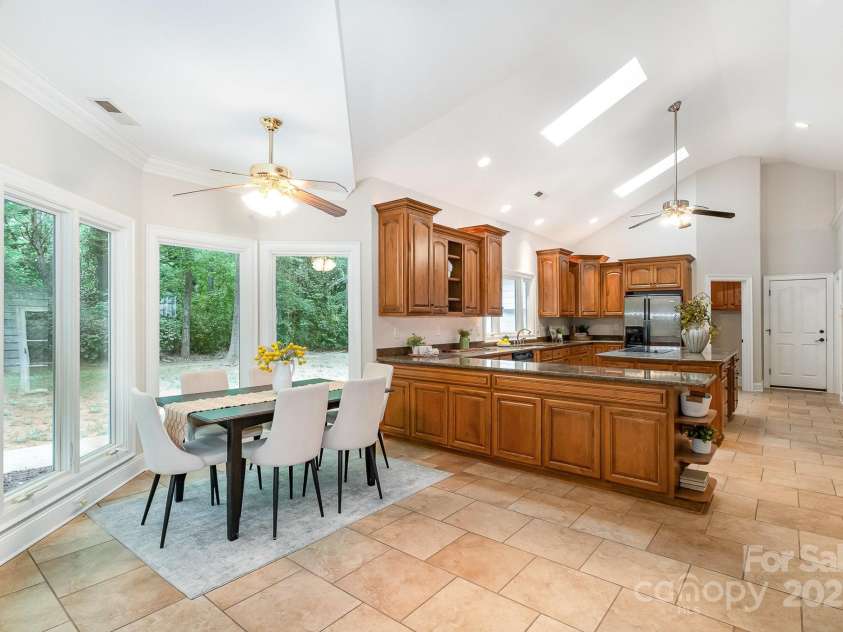 6868 St Peters Lane, Matthews, NC 28105.  MLS# CAR4251557, YatesRealty ID 12768. Breakfast nook