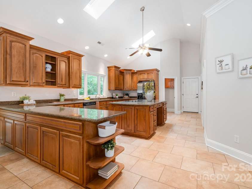 6868 St Peters Lane, Matthews, NC 28105.  MLS# CAR4251557, YatesRealty ID 12768. Chef's Kitchen with oversized island